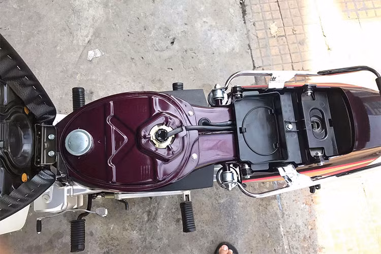 Ở bên dưới yên xe, bình xăng và tất cả các chi tiết nhựa của chiếc Super Dream này vẫn còn mới nguyên, không hề bị han rỉ như những "người bạn cùng trang lứa" sản xuất cùng năm đã lăn bánh trên khắp các nẻo đường ở Việt Nam trong nhiều năm qua. Dấu vết duy nhất chứng minh tuổi của chiếc xe là vết cao su ở bình xăng do gối đỡ trên yên tì lên và gây ra.