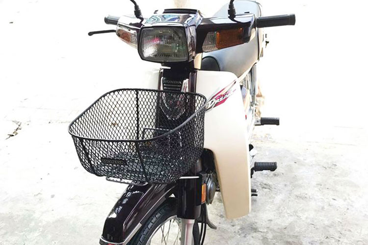 So với phiên bản xe Honda Dream II của Thái Lan, Super Dream Việt Nam đã có một số điểm khác biệt nhỏ. Ở phía trước, mặt nạ của xe đã có thiết kế mới so với Dream Thái, đồng thời ở bên yếm trái của xe là tem chữ Super Dream thay vì "quả đào" phù hiệu mạ chrome của Dream II.