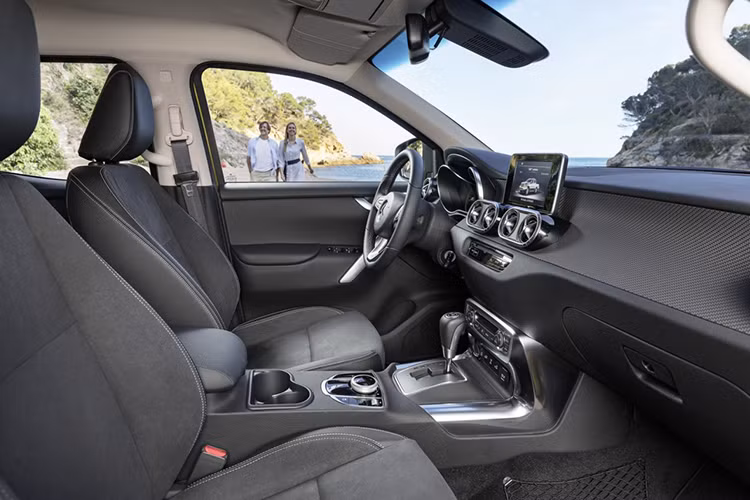 Khi ra mắt, mẫu xe bán tải X-Class mới tạm thời sẽ chỉ có 2 phiên bản động cơ là X 220 d và X 250 d. Trong đó, bản X 220 d sử dụng động cơ dầu tăng áp 2.3 L có công suất 163 mã lực, bản X 250 d sử dụng động cơ dầu tăng áp kép có công suất 190 mã lực.