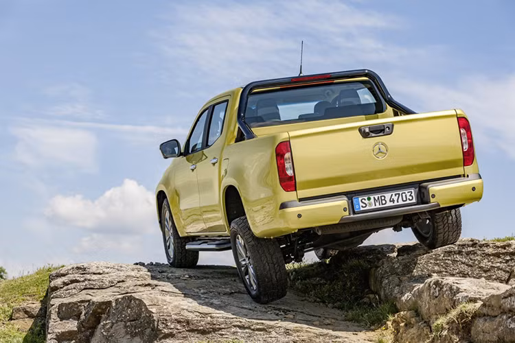 Mẫu xe bán tải hạng sang nhà Mercedes sở hữu kích thước tổng thể 5.340 mm dài, 1.920 mm rộng, 1.819 mm cao, cùng chiều dài cơ sở 3.150 mm. Khoảng sáng gầm tiêu chuẩn là 202 mm và có thể tăng lên 221 mm khi dùng hệ thống treo off-road giúp nó có khả năng lội nước 600 mm.
