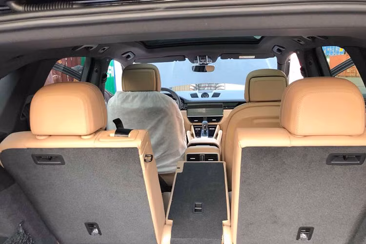 Hàng ghế sau có thể điều chỉnh chiều dài lên đến 160 mm, có 10 vị trí điều chỉnh độ nghiêng tựa lưng, với góc điều chỉnh tăng từ 11 đến 29 độ. Hàng ghế sau cũng có thể gập lại để tăng thêm 100 lít cho khoang hành lý. Cốp sau có dung tích từ 770 lít đến 1.710 lít (phiên bản Cayenne Turbo từ 745 lít đến 1.680 lít).