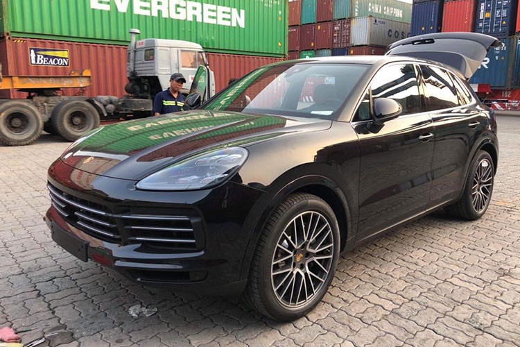 Chiếc SUV hạng sang Porsche Cayenne S 2019 mới được nhập khẩu theo diện tư nhân vừa xuất hiện tại cảng Cát Lái, TP HCM. Qua những hình ảnh này, chiếc Cayenne S có màu đen và nội thất màu kem. Đây cũng được xem là chiếc Porsche Cayenne S 2019 đầu tiên xuất hiện tại Việt Nam. 