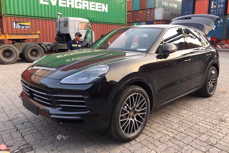 Chiếc SUV hạng sang Porsche Cayenne S 2019 mới được nhập khẩu theo diện tư nhân vừa xuất hiện tại cảng Cát Lái, TP HCM. Qua những hình ảnh này, chiếc Cayenne S có màu đen và nội thất màu kem. Đây cũng được xem là chiếc Porsche Cayenne S 2019 đầu tiên xuất hiện tại Việt Nam. 