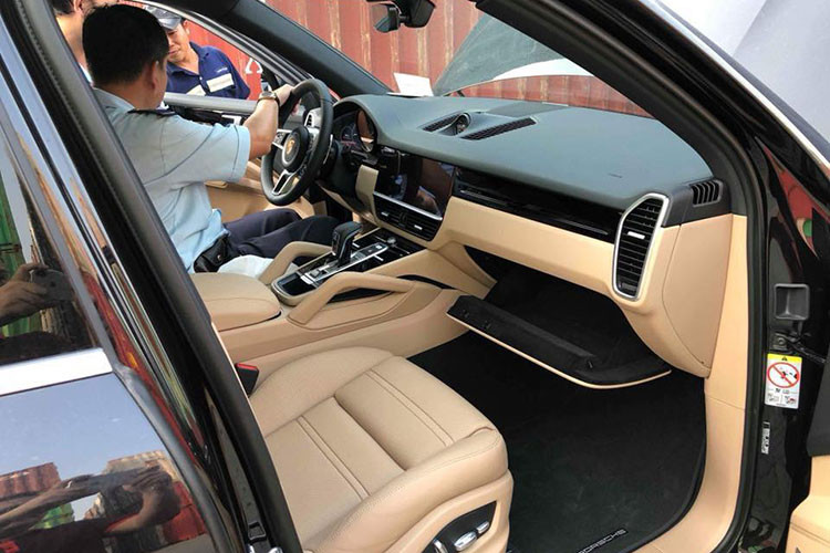 Bên trong khoang nội thất của Cayenne S phiên bản 2019 được lột xác toàn diện. Các màn hình lớn hơn, có hệ thống cảm ứng. Điểm khác biệt trên Cayenne so với những chiếc SUV thông thường là vị trí ngồi khá thấp. Nội thất được thiết kế ưu tiên cho người lái, khuyến khích những ông chủ ngồi sau vô-lăng để cảm nhận niềm vui lái xe mỗi ngày.