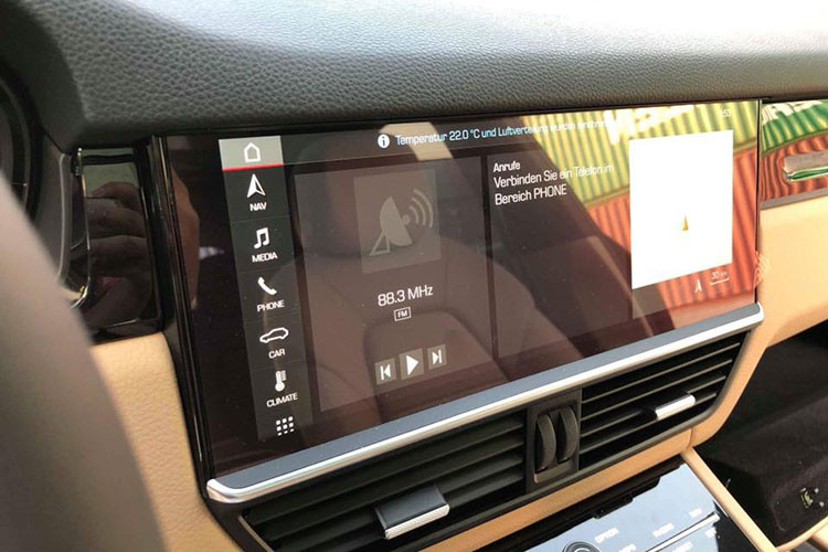 Vô-lăng bọc da tròn cầm khá chắc tay. Tất cả các chi tiết điều khiển đều nằm trong tầm tay. Vô-lăng đa chức năng được bọc da tròn cầm khá chắc tay, thiết kế theo cùng quy tắc và kết hợp tính tiện dụng. Tất cả các chi tiết điều khiển đều nằm trong tầm tay. Vô-lăng đa chức năng được thiết kế theo cùng quy tắc và kết hợp tính tiện dụng.