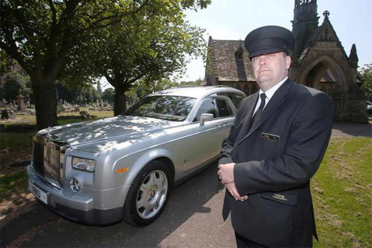 Trước đây khi còn thuộc quyền sở hữu của Simon Cowell, bên trong xe là không gian nội thất màu xanh ô-liu khá lạ mắt. Chưa hết, nội thất nguyên bản của chiếc Rolls-Royce Phantom cũ từng phục vụ "ông hoàng giải trí nước Anh" có đầy đủ màn hình TV, hệ thống đèn viền thay đổi màu theo tâm trạng, ghế sau ngửa chỉnh điện và thảm sàn bằng da cừu.