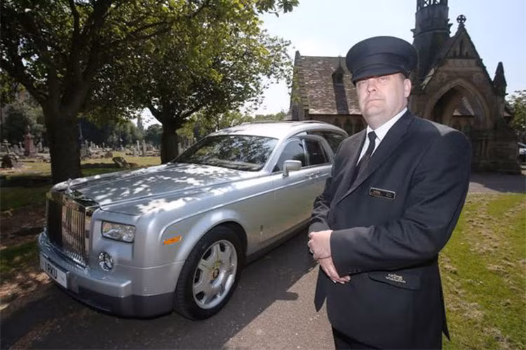 Trước đây khi còn thuộc quyền sở hữu của Simon Cowell, bên trong xe là không gian nội thất màu xanh ô-liu khá lạ mắt. Chưa hết, nội thất nguyên bản của chiếc Rolls-Royce Phantom cũ từng phục vụ "ông hoàng giải trí nước Anh" có đầy đủ màn hình TV, hệ thống đèn viền thay đổi màu theo tâm trạng, ghế sau ngửa chỉnh điện và thảm sàn bằng da cừu.