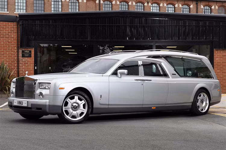 Mục đích của công ty A W Lymn The Family Funeral Service là nhằm thu hút sự chú ý cho các khách hàng giàu có. Theo công ty này, xe tang là một trong những hạng mục được mọi người rất quan tâm khi tìm đến dịch vụ tang lễ đặc biệt là - một đám tang để đời trên "chuyên cơ mặt đất".