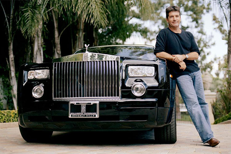 Ban đầu, chiếc xe siêu sang Rolls-Royce của Simon Cowell - giám khảo chương trình tìm kiếm tài năng Britain's Got Talent - đã được công ty dịch vụ tang lễ A W Lymn The Family Funeral Service mua lại. Trước đó, chiếc xe siêu sang của "ông hoàng giải trí nước Anh" được sơn màu đen. Sau đó, chiếc xe siêu sang đã được chuyển sang tông màu bạc.