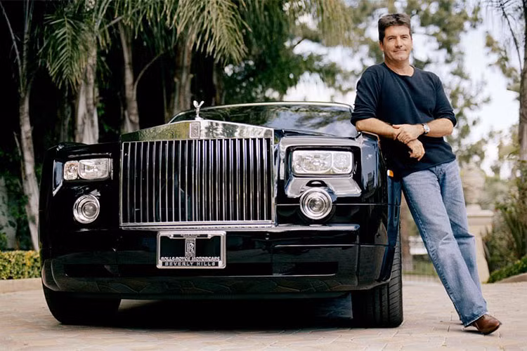 Ban đầu, chiếc xe siêu sang Rolls-Royce của Simon Cowell - giám khảo chương trình tìm kiếm tài năng Britain's Got Talent - đã được công ty dịch vụ tang lễ A W Lymn The Family Funeral Service mua lại. Trước đó, chiếc xe siêu sang của "ông hoàng giải trí nước Anh" được sơn màu đen. Sau đó, chiếc xe siêu sang đã được chuyển sang tông màu bạc.