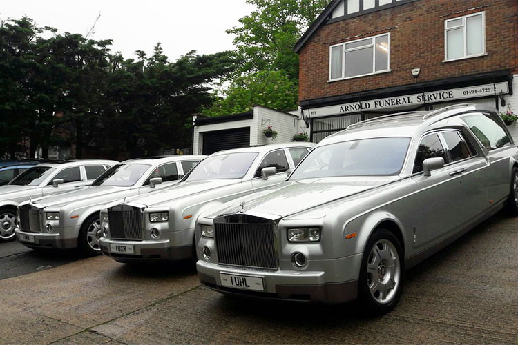 Đáng tiếc là công ty phục vụ xe tang lễ - A W Lymn The Family Funeral Service đã không tiết lộ chi phí biến chiếc Rolls-Royce Phantom thành xe tang "sang chảnh". Trong khi đó, một chiếc Rolls-Royce Phantom mới thường có giá hơn 350.000 Bảng (khoảng 10,6 tỷ đồng).