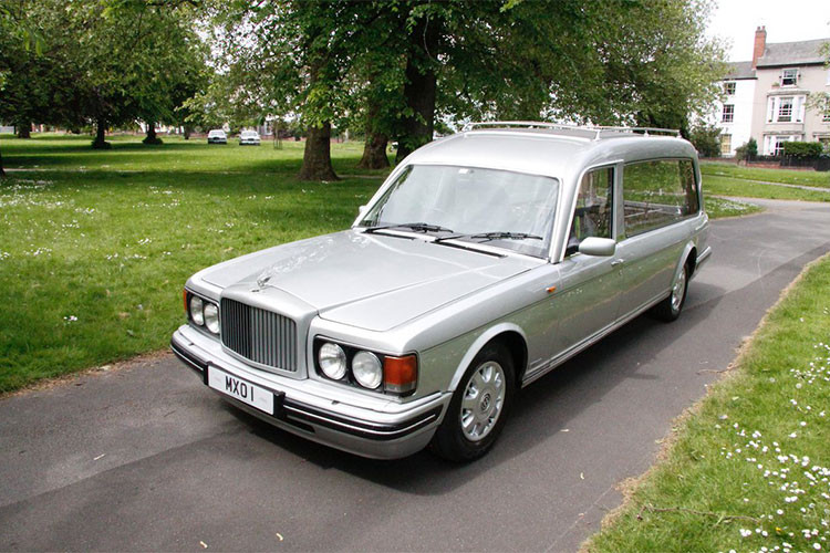 "Chiếc xe được quảng cáo trên Internet và chúng tôi không hề biết chủ cũ của nó. Khi mua chiếc xe, chúng tôi đã dùng biển số xe để tìm kiếm trên Google. Đó là lúc chúng tôi thấy hình ảnh của Simon Cowell hiện lên. Đây thực sự là một bất ngờ thú vị", ông Matthew Lymn Rose, giám đốc công ty dịch vụ tang lễ, kể lại.