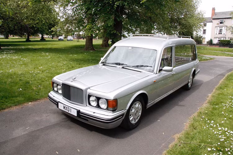 "Chiếc xe được quảng cáo trên Internet và chúng tôi không hề biết chủ cũ của nó. Khi mua chiếc xe, chúng tôi đã dùng biển số xe để tìm kiếm trên Google. Đó là lúc chúng tôi thấy hình ảnh của Simon Cowell hiện lên. Đây thực sự là một bất ngờ thú vị", ông Matthew Lymn Rose, giám đốc công ty dịch vụ tang lễ, kể lại.