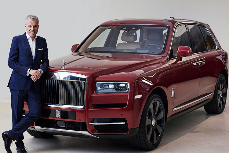 Rolls-Royce Cullinan được đặt tên theo viên kim cương lớn nhất thế giới được tìm thấy ở Nam Phi vào năm 1905. Bên cạnh đó, bộ 3 mẫu xe Phantom, Ghost và Wraith đều mang ý nghĩa là ma hoặc bóng ma. Dù tên gọi có phần ma quái, nhưng những dòng xe Rolls-Royce luôn là mơ ước của người mê xe. Thiết kế của chúng cũng thể hiện sự bí ẩn, huyền ảo đúng với tên gọi, khiến ai nấy đều phải tò mò và mong chờ.