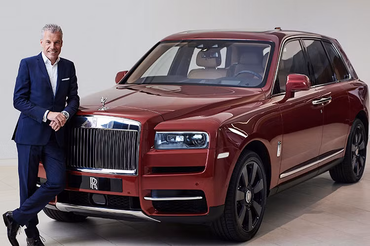 Rolls-Royce Cullinan được đặt tên theo viên kim cương lớn nhất thế giới được tìm thấy ở Nam Phi vào năm 1905. Bên cạnh đó, bộ 3 mẫu xe Phantom, Ghost và Wraith đều mang ý nghĩa là ma hoặc bóng ma. Dù tên gọi có phần ma quái, nhưng những dòng xe Rolls-Royce luôn là mơ ước của người mê xe. Thiết kế của chúng cũng thể hiện sự bí ẩn, huyền ảo đúng với tên gọi, khiến ai nấy đều phải tò mò và mong chờ.