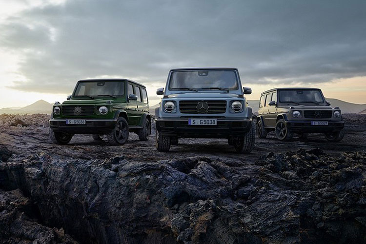 Mercedes dùng ký hiệu chữ cái cho các phân khúc xe của mình, ví dụ như C-Class, E-Class hay S-Class. Trong đó, tên gọi của Mercedes G-Class được bắt nguồn từ chữ "Geländewagen", có nghĩa là "xe xuyên quốc gia". Cuối cùng, Geländewagen được rút ngắn gọn thành G-Class vào năm 1994. Với Mercerdes-Benz E-Class, chữ "E" là viết tắt của "einsosystemzung", trong tiếng Đức có nghĩa là "một hệ thống".