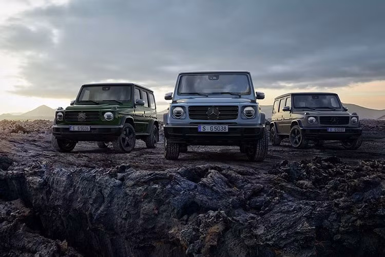 Mercedes dùng ký hiệu chữ cái cho các phân khúc xe của mình, ví dụ như C-Class, E-Class hay S-Class. Trong đó, tên gọi của Mercedes G-Class được bắt nguồn từ chữ "Geländewagen", có nghĩa là "xe xuyên quốc gia". Cuối cùng, Geländewagen được rút ngắn gọn thành G-Class vào năm 1994. Với Mercerdes-Benz E-Class, chữ "E" là viết tắt của "einsosystemzung", trong tiếng Đức có nghĩa là "một hệ thống".