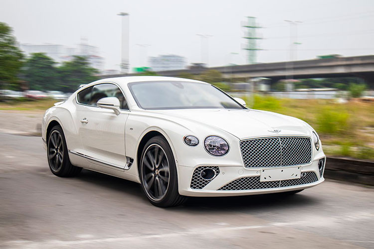Giá xe Bentley Continental GT thế hệ mới bản Legendary Edition của Cường Đo la tại thị trường Việt nam bán ra chính hãng dự đoán không dưới 20 tỷ đồng. Xe sở hữu biển số khá dễ nhớ, với 2 con số cuối cùng là cặp 33 đẹp mắt. Trong dân gian, con số 3 còn được đọc là tam hoặc là tài, mang biểu tượng về tài lộc, của cải.