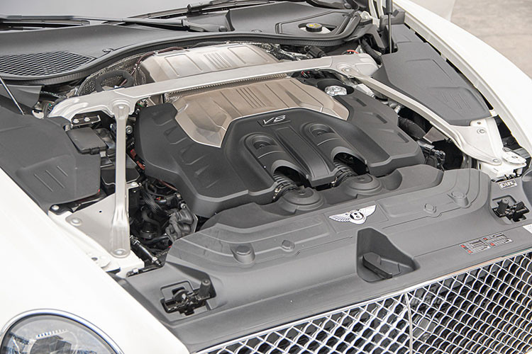 Sức mạnh này sẽ kết hợp cùng hộp số tự động 8 cấp, nhờ đó mà chiếc Coupe siêu sang thể thao Bentley Continental GT V8 thế hệ mới bản Legendary Edition duy nhất tại Việt Nam có thể đua nước rút từ vị trí xuất phát lên 100 km/h chỉ trong thời gian 4 giây trước khi đạt vận tốc tối đa 319 km/h.