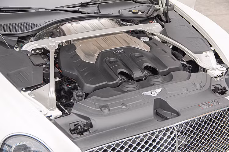 Sức mạnh này sẽ kết hợp cùng hộp số tự động 8 cấp, nhờ đó mà chiếc Coupe siêu sang thể thao Bentley Continental GT V8 thế hệ mới bản Legendary Edition duy nhất tại Việt Nam có thể đua nước rút từ vị trí xuất phát lên 100 km/h chỉ trong thời gian 4 giây trước khi đạt vận tốc tối đa 319 km/h.