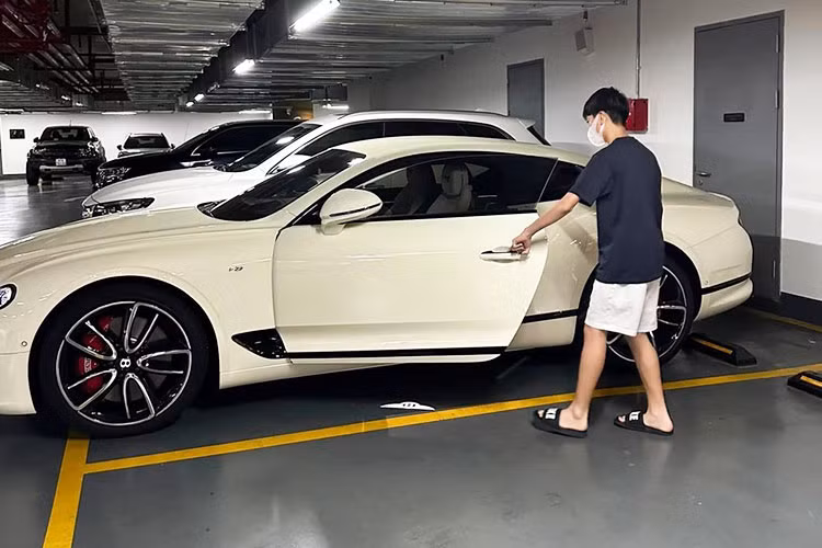 Về ngoại thất chiếc Coupe siêu sang Bentley Continental GT thế hệ mới của vợ chồng Cường Đô la được hoàn thiện trong màu sơn trắng Old English White từ bảng màu của bộ phận cá nhân hóa Mulliner đã có từ hơn 70 năm trước, chính xác là vào những năm 1950. Màu trắng này giúp chiếc xe Bentley Continental GT Legendary Edition trở nên rất đẳng cấp với tông màu trắng sáng. 
