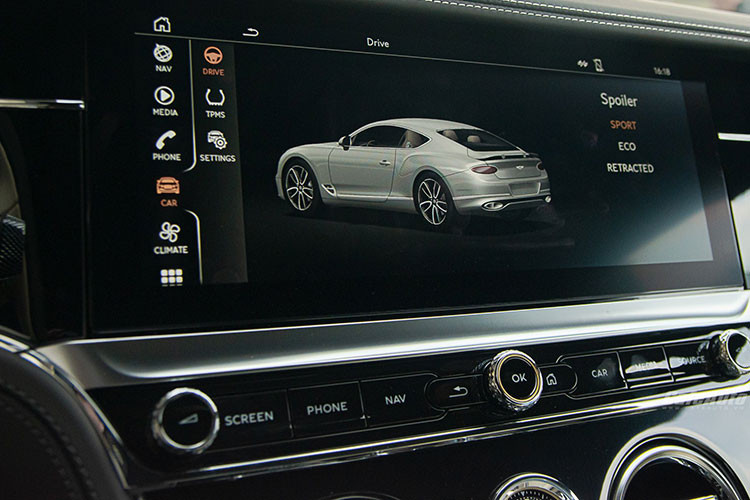 Vô-lăng 3 chấu tròn vo bọc da 2 màu đen trắng, tích hợp lẫy chuyển số thể thao và nhiều phím bấm hỗ trợ người lái. Là phiên bản kỉ niệm 100 năm nên nội thất có nhiều chi tiết kim loại được sơn viền vàng, trong đó có logo chữ B gắn trên đỉnh cần số.