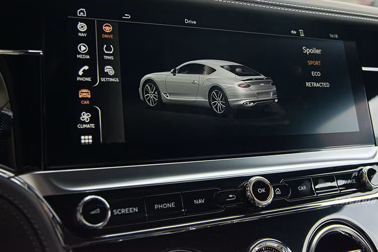 Vô-lăng 3 chấu tròn vo bọc da 2 màu đen trắng, tích hợp lẫy chuyển số thể thao và nhiều phím bấm hỗ trợ người lái. Là phiên bản kỉ niệm 100 năm nên nội thất có nhiều chi tiết kim loại được sơn viền vàng, trong đó có logo chữ B gắn trên đỉnh cần số.