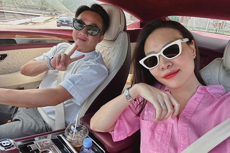 Bước vào bên trong khoang lái, chiếc Coupe siêu sang Bentley Continental GT thế hệ mới nhưng thuộc bản Legendary Edition của Đàm Thu Trang được phối màu đỏ làm chủ đạo từ da bọc bảng táp lô, thành cửa cho đến trần xe. Riêng ghế ngồi được phối thêm màu kem để làm tăng sự lạ mắt khi xếp chung màu đỏ. Tất nhiên không thể thiếu các chi tiết ốp gỗ. 