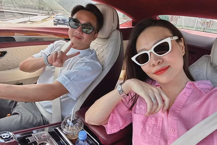 Bước vào bên trong khoang lái, chiếc Coupe siêu sang Bentley Continental GT thế hệ mới nhưng thuộc bản Legendary Edition của Đàm Thu Trang được phối màu đỏ làm chủ đạo từ da bọc bảng táp lô, thành cửa cho đến trần xe. Riêng ghế ngồi được phối thêm màu kem để làm tăng sự lạ mắt khi xếp chung màu đỏ. Tất nhiên không thể thiếu các chi tiết ốp gỗ. 