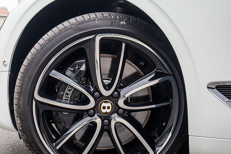 Chiếc xe thể thao Bentley Continental GT Legendary Edition của vợ chồng Cường Đô la còn sở hữu bộ la-zăng 5 chấu kép được sơn hai tông màu tương phản là bạc và đen trông rất lôi cuốn và bắt mắt hơn so với các bộ mâm hoài cổ 10 chấu đơn được hoàn thiện 2 màu xám và bạc đã từng xuất hiện trên hình ảnh của xe xem trước.