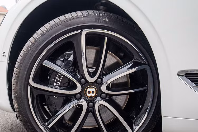 Chiếc xe thể thao Bentley Continental GT Legendary Edition của vợ chồng Cường Đô la còn sở hữu bộ la-zăng 5 chấu kép được sơn hai tông màu tương phản là bạc và đen trông rất lôi cuốn và bắt mắt hơn so với các bộ mâm hoài cổ 10 chấu đơn được hoàn thiện 2 màu xám và bạc đã từng xuất hiện trên hình ảnh của xe xem trước.