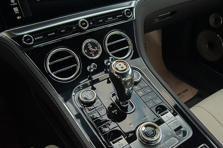 Động cơ trên Bentley Continental GT V8 thế hệ mới vẫn là trái tim V8, dung tích 4.0 lít, 32 van, được tích hợp bộ tăng áp kép, sản sinh ra công suất tối đa 542 mã lực tại vòng tua máy 6.000 vòng/phút và mô-men xoắn cực đại 770 Nm tại dải vòng tua máy 2.000 đến 4.000 vòng/phút.