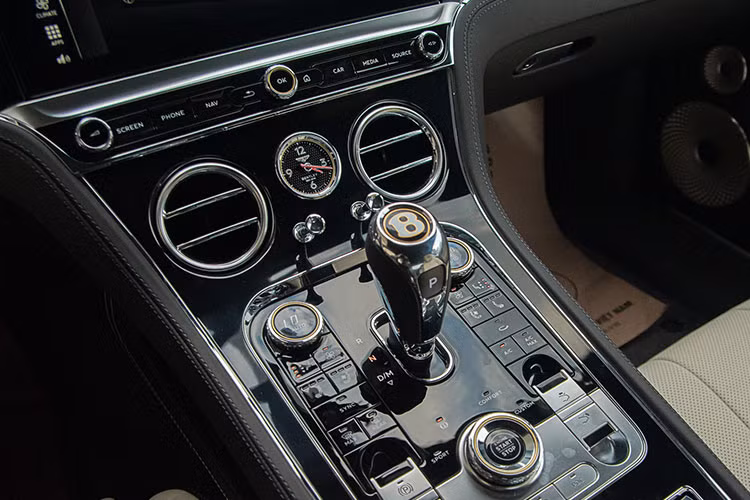 Động cơ trên Bentley Continental GT V8 thế hệ mới vẫn là trái tim V8, dung tích 4.0 lít, 32 van, được tích hợp bộ tăng áp kép, sản sinh ra công suất tối đa 542 mã lực tại vòng tua máy 6.000 vòng/phút và mô-men xoắn cực đại 770 Nm tại dải vòng tua máy 2.000 đến 4.000 vòng/phút.