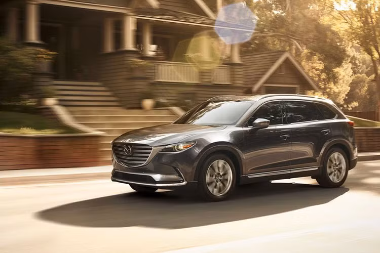 Cụ thể, khối động cơ tăng áp 2.5L trên Mazda CX-9 2020 mới sẽ tạo ra công suất 250 mã lực và 434 Nm mô-men xoắn, tức tăng 14 Nm so với phiên bản hiện tại. Đi kèm với đó là trang bị hộp số tự động 6 cấp và hệ dẫn động 4 bánh i-Activ là trang bị tiêu chuẩn trên phiên bản Signature và tùy chọn trên các phiên bản khác.