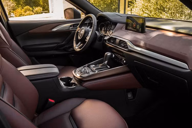 Phiên bản Grand Touring có thêm các trang bị như hàng ghế thứ 2 độc lập kèm chức năng sưởi. Cuối cùng là phiên bản cao cấp nhất, bản CX-9 Signature với giá từ 46.115 USD (1,1 tỷ đồng). Phiên bản Signature chỉ đi kèm với hệ dẫn động AWD và hàng loạt trang bị tiện nghi cao cấp hơn như da Nappa, màu sơn ngoại thất đỏ Soul Ted Crystal, các cổng sạc USB và giá đỡ cốc...