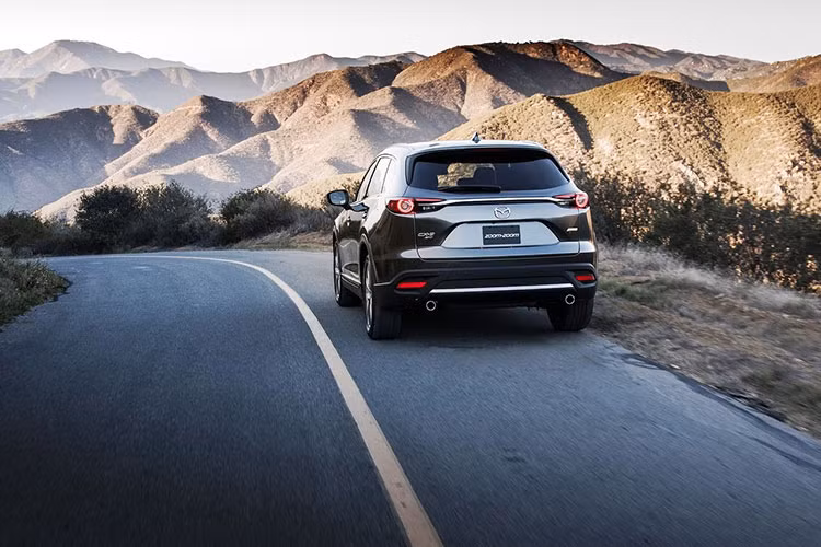 Một trong những thay đổi nổi bật trên CX-9 mới phải kể tới như tuỳ chọn hàng ghế thứ 2 riêng biệt, mang tới sự thoải mái cho hành khách trong những hành trình dài. Ngoài ra, Mazda cũng bổ sung thêm trang bị cốp mở điện trên bản Grand Touring và Signature.