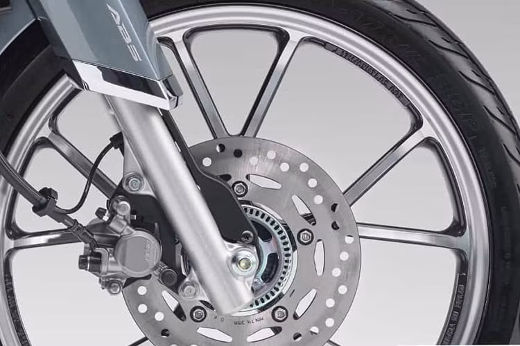 Động cơ trên Honda Super Cub C125 thế hệ mới vẫn là SOHC 125cc, làm mát bằng gió, 2 van, kết hợp hệ thống phun xăng điện tử PGM-FI.