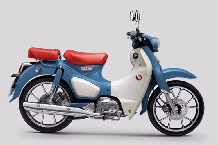 Ở phía sau mẫu xe máy Honda Super Cub C125 2024 thế hệ mới được trang bị sẵn yên và chỗ để chân, trong khi ở bản trước buộc khách hàng phải chi thêm tiền để mua gắn vào.