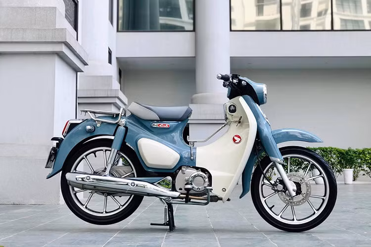 Những chiếc Honda Super Cub C125 được Honda Việt Nam giới thiệu ra thị trường hồi cuối tháng 10/2018 với giá bán tại các đại lý hơn 86 triệu đồng cho 2 phiên bản đi cùng 4 tùy chọn màu sắc.