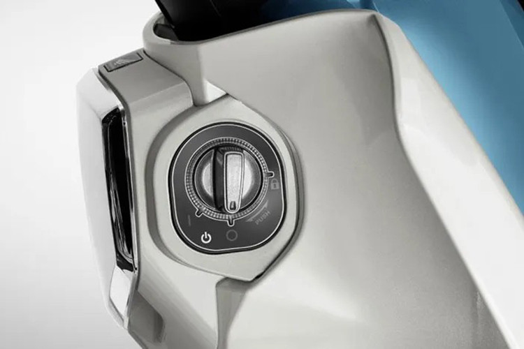 Mặt đồng hồ được xếp theo dạng 2 hình tròn đồng tâm, với bên trong là màn hình LCD thể hiện đầy đủ các thông số cần thiết.