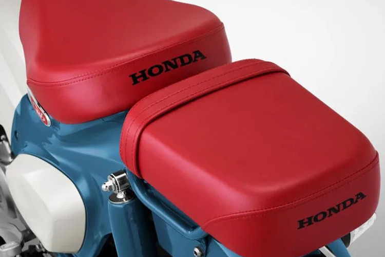 Xe còn được trang bị chìa khoá thông minh smartkey có các chức năng như cảnh báo chống trộm, xác định vị trí xe thông minh và khởi động hệ thống điện.