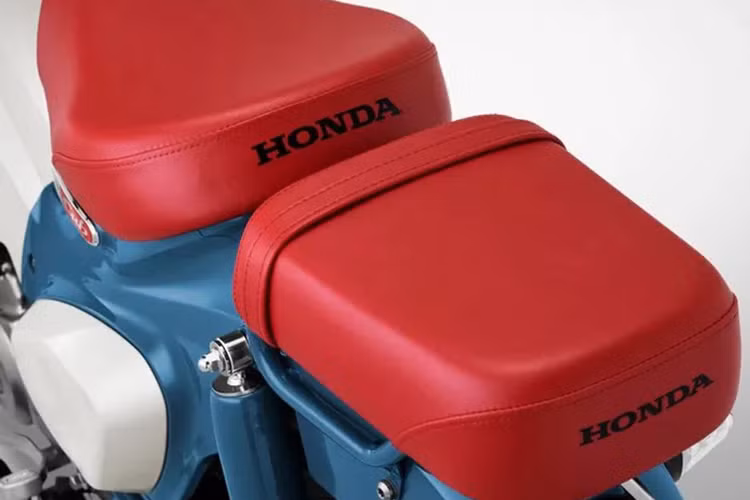 Xe còn được trang bị chìa khoá thông minh smartkey có các chức năng như cảnh báo chống trộm, xác định vị trí xe thông minh và khởi động hệ thống điện.