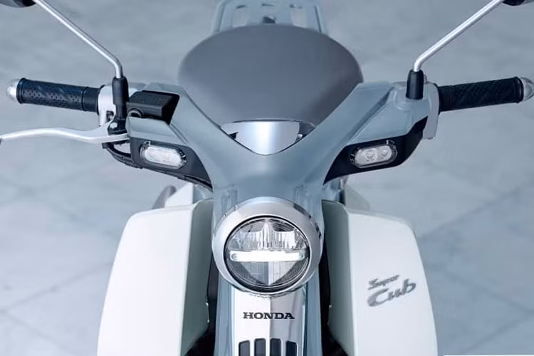 Honda Super Cub C125 2024 có kích thước dài x rộng x cao lần lượt 1.910 x 718 x 1.002 mm, khoảng cách giữa 2 trục bánh xe 1.243 mm, trọng lượng 109 kg.