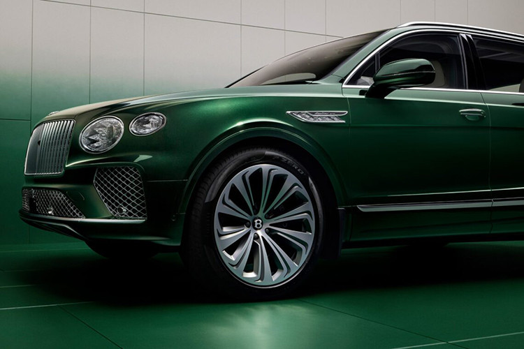 Để đánh dấu cột mốc quan trọng này, hãng xe Anh quốc đã giới thiệu phiên bản Bentley Bentayga Atelier Edition đặc biệt – một phiên bản xa hoa dành cho những ai muốn trải nghiệm Bentayga mà không cần tự tay tùy chỉnh.