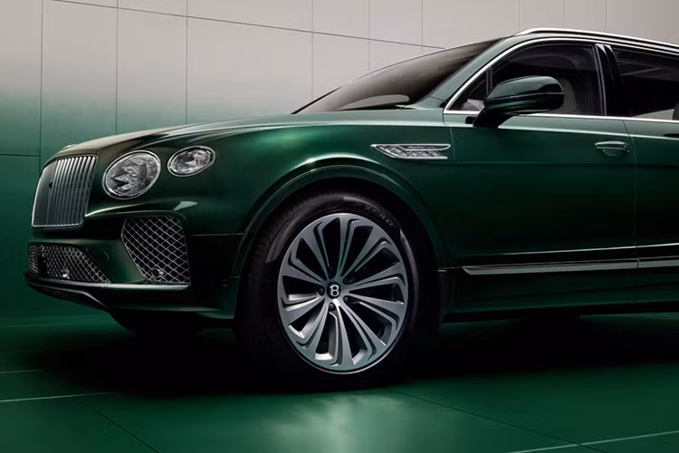 Để đánh dấu cột mốc quan trọng này, hãng xe Anh quốc đã giới thiệu phiên bản Bentley Bentayga Atelier Edition đặc biệt – một phiên bản xa hoa dành cho những ai muốn trải nghiệm Bentayga mà không cần tự tay tùy chỉnh.