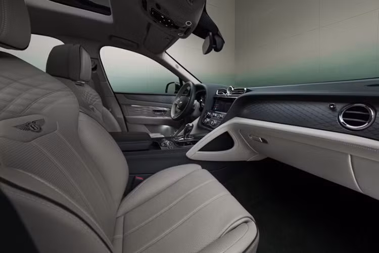 Một điểm đáng chú ý là Atelier Edition không còn trang bị động cơ W-12 huyền thoại, do Bentley đã khai tử khối động cơ này vào giữa năm 2024 sau khi sản xuất hơn 100.000 cơ cấu V12 kể từ năm 2003.