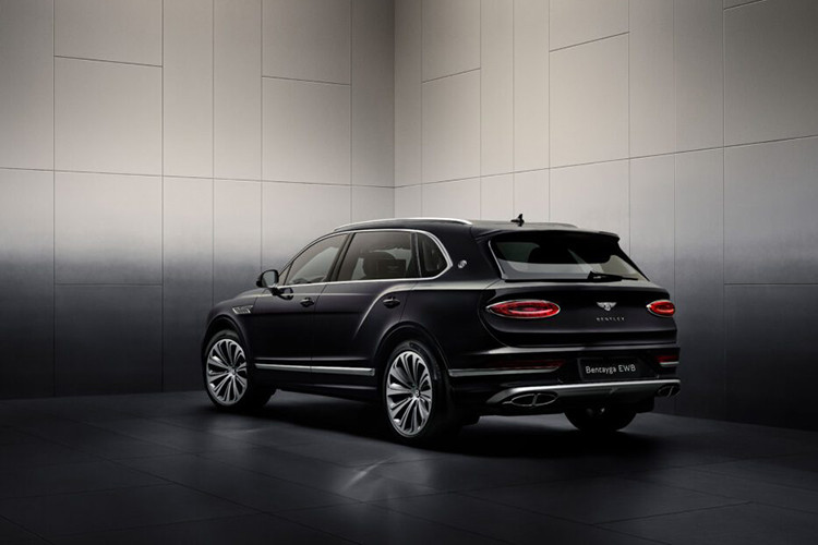 Thay vào đó, khách hàng có thể chọn giữa động cơ V8 hoặc bản hybrid V6. Tuy nhiên, phiên bản hybrid lại thiếu hệ thống đánh lái bánh sau như các mô hình chạy xăng thuần.