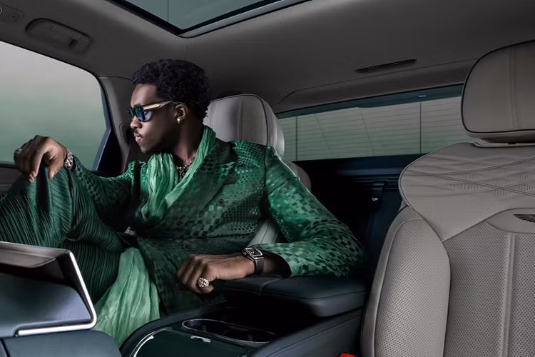 Bên trong, Bentayga Atelier Edition được hoàn thiện với những tùy chọn cao cấp nhất. Tuỳ theo màu sơn ngoại thất, Bentley kết hợp các chất liệu sang trọng như nhôm phay xước, gỗ quý và da thượng hạng.