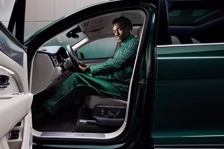 Riêng màu thứ 6 mang tên Obsidian Crystal là màu sơn hoàn toàn mới. Nếu khách hàng không hợp với những tùy chọn này, Bentley vẫn cung cấp danh mục màu sơn tiêu chuẩn phong phú. Bentayga Atelier Edition sử dụng nhiều chi tiết satin và chrome kèm theo huy hiệu đặc biệt Atelier Edition trên các khe gió giả. 