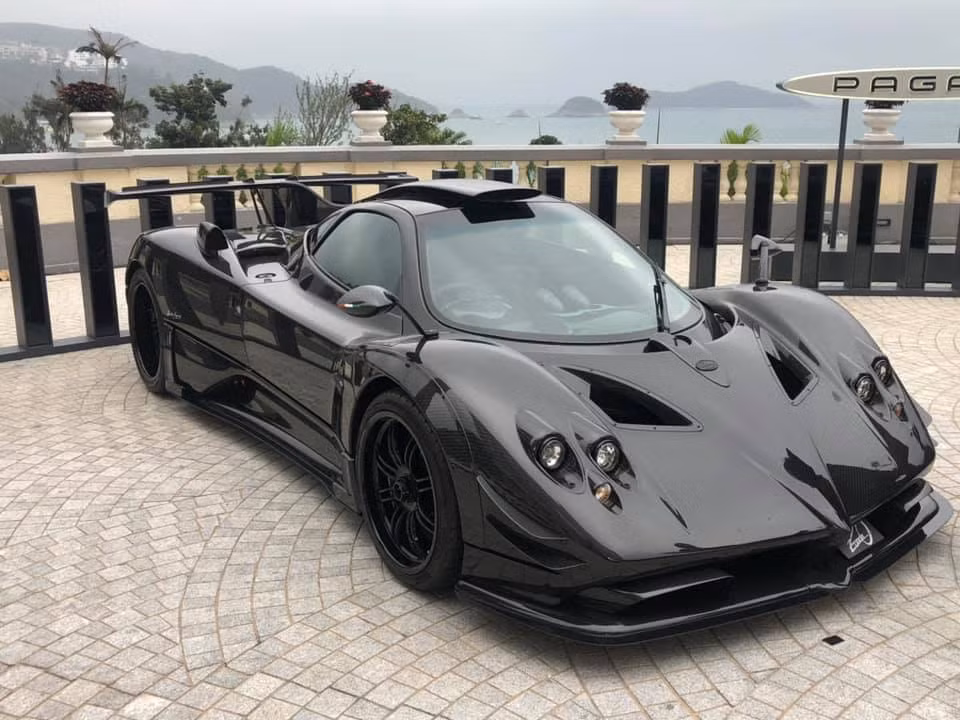 Pagani Zonda King, rất ít ai biết sự tồn tại của mẫu xe này. Chữ King chỉ khiến giới mê xe nghĩ đến Pagani Huayra The King độc nhất vô nhị của một đại gia Mỹ. Đây là cách chơi xe kính tiếng của nhà giàu Hương Cảng. Ngoại thất của Pagani Zonda King phủ sợi carbon trần nam tính.